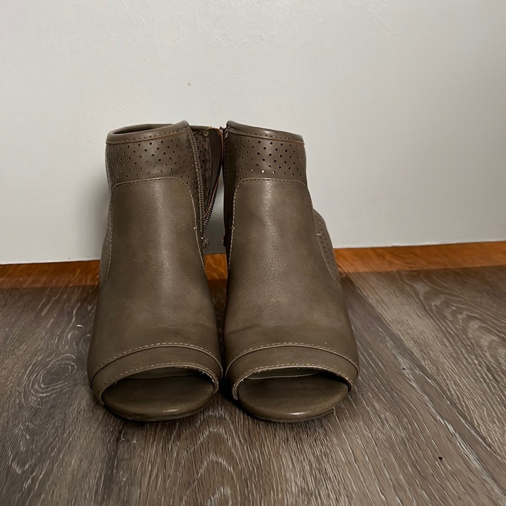 High heel boots